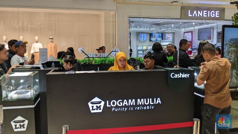 Pelanggan memadati Butik Emas Antam di Pulogadung, Jakarta, Kamis (10/4/2025). (CNBC Indonesia/Faisal Rahman)