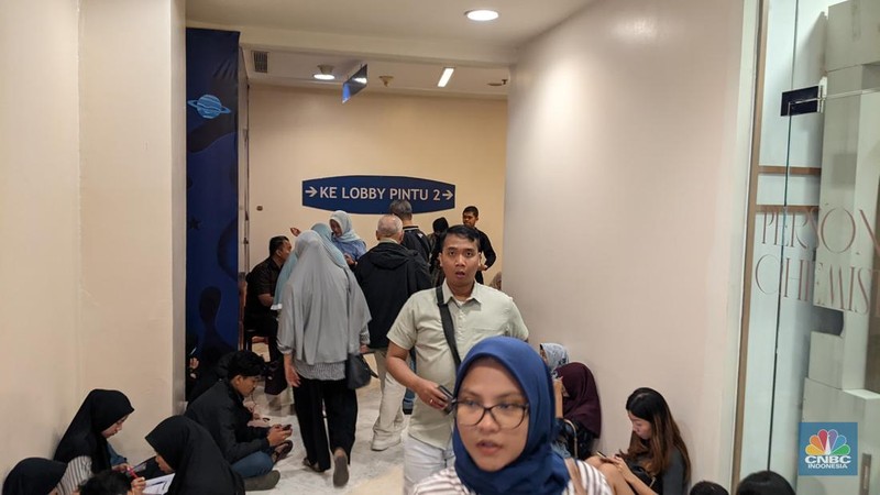 Suasana gerai ANTAM di Pondok Indah Mall (PIM), Jakarta, Minggu (6/5/2025). (CNBC Indonesia/Emir Yanwardhana)