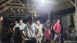 Antusiasnya Bapak-bapak Belajar Menari Bali di Batuan Sukawati