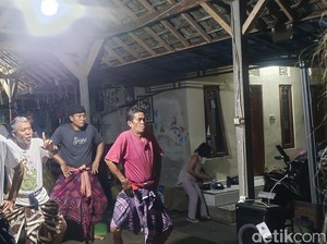 Antusiasnya Bapak-bapak Belajar Menari Bali di Batuan Sukawati