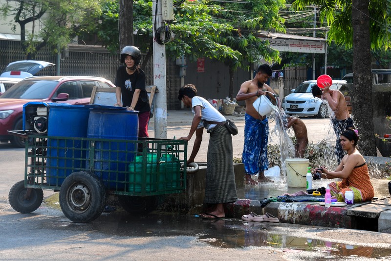 Warga di kota Mandalay, Myanmar mengalami krisis usai dilanda gempa dahsyat berkeuatan 7,7 magnitudo. (REUTERS/Stringer)