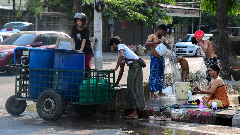 Warga di kota Mandalay, Myanmar mengalami krisis usai dilanda gempa dahsyat berkeuatan 7,7 magnitudo. (REUTERS/Stringer)