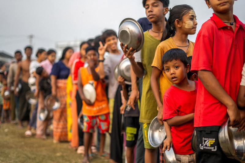 Warga di kota Mandalay, Myanmar mengalami krisis usai dilanda gempa dahsyat berkeuatan 7,7 magnitudo. (REUTERS/Stringer)