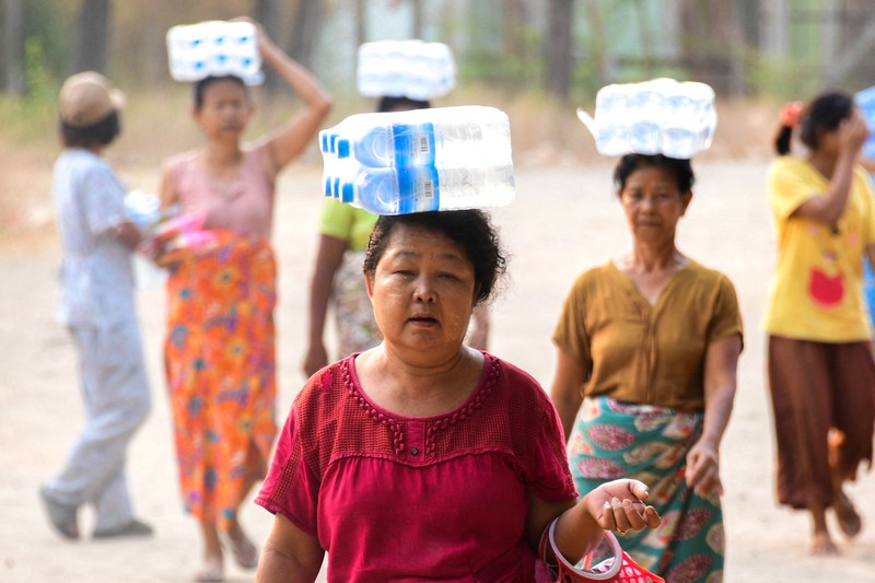 Warga di kota Mandalay, Myanmar mengalami krisis usai dilanda gempa dahsyat berkeuatan 7,7 magnitudo. (REUTERS/Stringer)