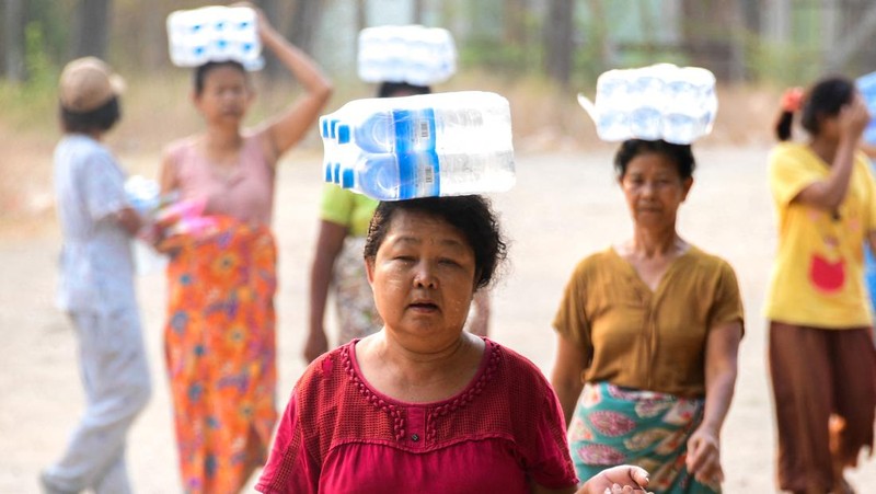 Warga di kota Mandalay, Myanmar mengalami krisis usai dilanda gempa dahsyat berkeuatan 7,7 magnitudo. (REUTERS/Stringer)