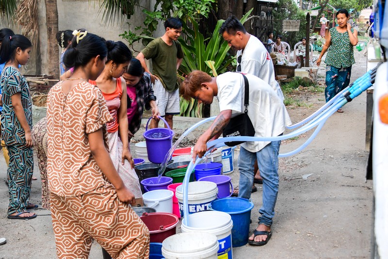 Warga di kota Mandalay, Myanmar mengalami krisis usai dilanda gempa dahsyat berkeuatan 7,7 magnitudo. (REUTERS/Stringer)