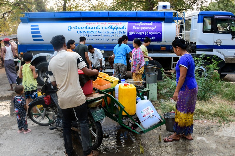 Warga di kota Mandalay, Myanmar mengalami krisis usai dilanda gempa dahsyat berkeuatan 7,7 magnitudo. (REUTERS/Stringer)