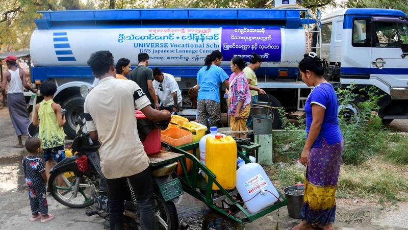 Warga di kota Mandalay, Myanmar mengalami krisis usai dilanda gempa dahsyat berkeuatan 7,7 magnitudo. (REUTERS/Stringer)