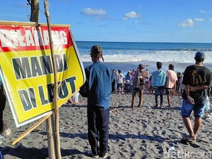 2 Wisatawan Hilang Terseret Ombak di Pantai Bambang Lumajang