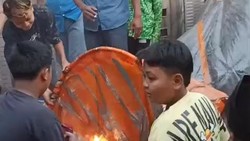 Panik! Rumah Warga Jombang Kejatuhan Balon Udara Setinggi 5 Meter