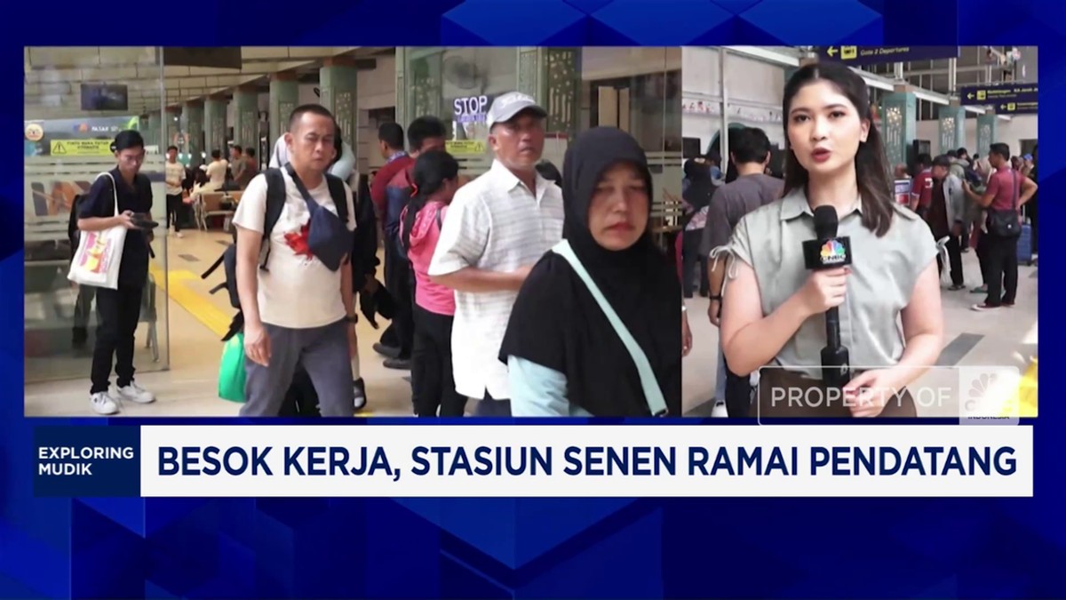 Kesibukan Stasiun Senen Menjelang Hari Kerja