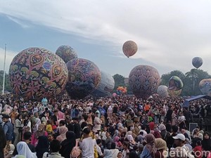 Warna-warni Balon Udara dalam Festival di Pekalongan