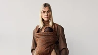 Gaya Gendong Bayi Ala Alyssa Daguise, Ini Alternatif Baby Carrier yang Lebih Terjangkau