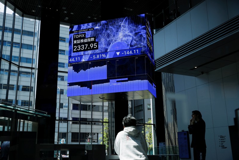 GLOBAL-MARKETS/HONGKONG Tampilan layar indeks saham Hang Seng terlihat di distrik Central, Hong Kong, Cina, 7 April 2025. REUTERS/Tyrone Siu