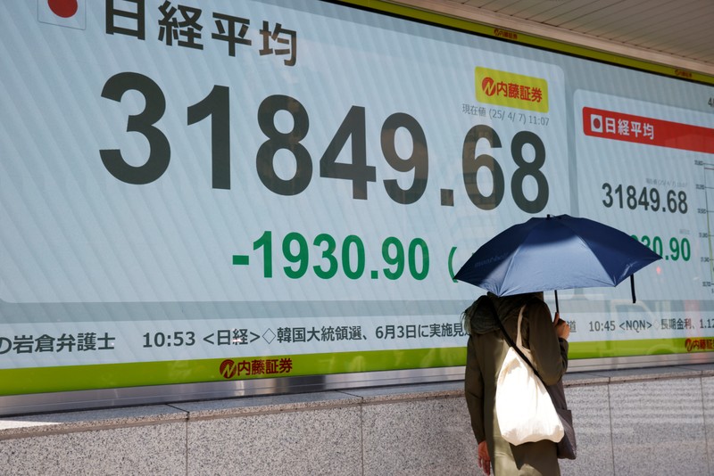 GLOBAL-MARKETS/HONGKONG Tampilan layar indeks saham Hang Seng terlihat di distrik Central, Hong Kong, Cina, 7 April 2025. REUTERS/Tyrone Siu