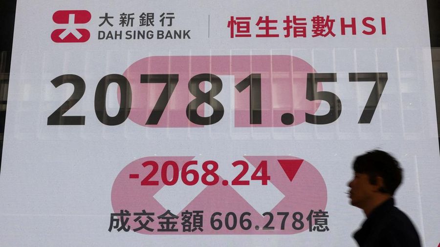 Tampilan layar indeks saham Hang Seng terlihat di distrik Central, Hong Kong, Cina, 7 April 2025. REUTERS/Tyrone Siu