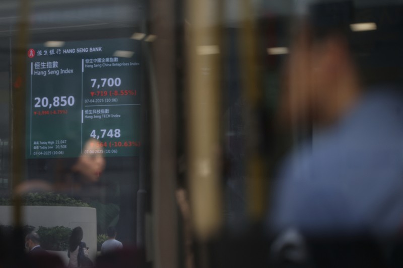 Tampilan layar indeks saham Hang Seng terlihat di distrik Central, Hong Kong, Cina, 7 April 2025. REUTERS/Tyrone Siu