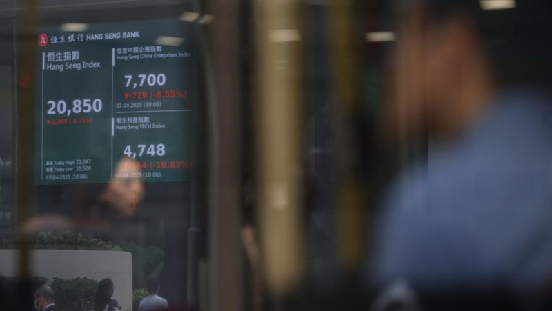 Tampilan layar indeks saham Hang Seng terlihat di distrik Central, Hong Kong, Cina, 7 April 2025. REUTERS/Tyrone Siu
