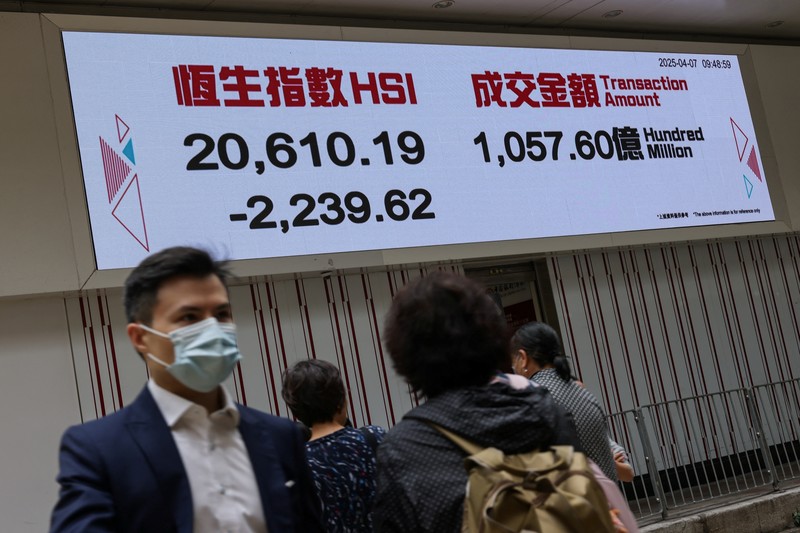 Tampilan layar indeks saham Hang Seng terlihat di distrik Central, Hong Kong, Cina, 7 April 2025. REUTERS/Tyrone Siu