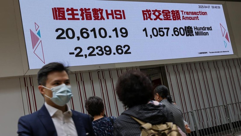 Tampilan layar indeks saham Hang Seng terlihat di distrik Central, Hong Kong, Cina, 7 April 2025. REUTERS/Tyrone Siu