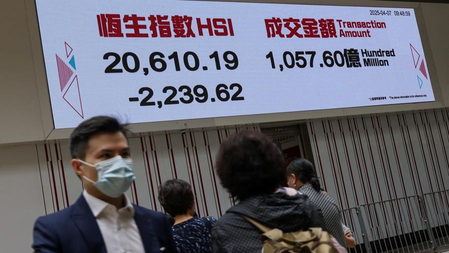 GLOBAL-MARKETS/HONGKONG Tampilan layar indeks saham Hang Seng terlihat di distrik Central, Hong Kong, Cina, 7 April 2025. REUTERS/Tyrone Siu