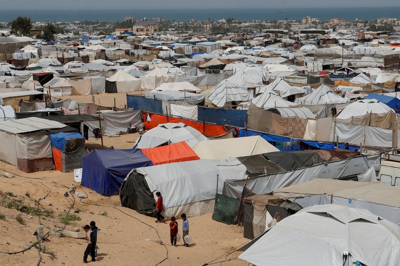 Warga Palestina memeriksa kerusakan pada tenda yang menampung jurnalis setelah terkena serangan Israel, menurut Pertahanan Sipil Palestina, di Khan Younis, Jalur Gaza selatan, 7 April 2025. REUTERS/Hatem Khaled