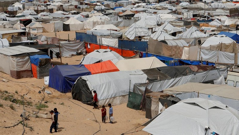 Warga Palestina memeriksa kerusakan pada tenda yang menampung jurnalis setelah terkena serangan Israel, menurut Pertahanan Sipil Palestina, di Khan Younis, Jalur Gaza selatan, 7 April 2025. REUTERS/Hatem Khaled