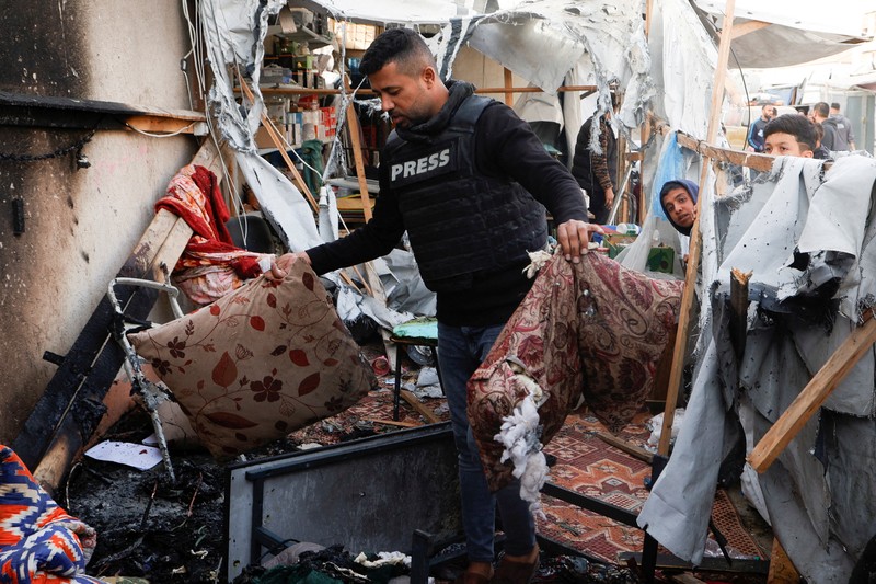 Warga Palestina memeriksa kerusakan pada tenda yang menampung jurnalis setelah terkena serangan Israel, menurut Pertahanan Sipil Palestina, di Khan Younis, Jalur Gaza selatan, 7 April 2025. REUTERS/Hatem Khaled