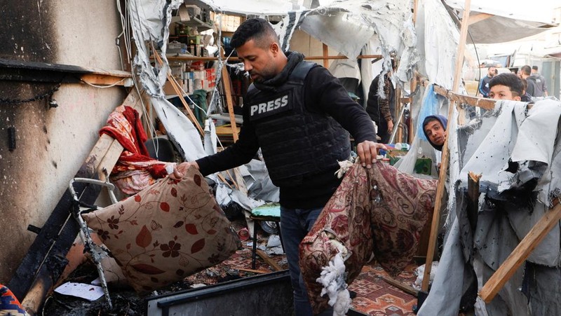 Warga Palestina memeriksa kerusakan pada tenda yang menampung jurnalis setelah terkena serangan Israel, menurut Pertahanan Sipil Palestina, di Khan Younis, Jalur Gaza selatan, 7 April 2025. REUTERS/Hatem Khaled