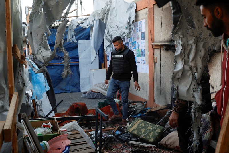 Warga Palestina memeriksa kerusakan pada tenda yang menampung jurnalis setelah terkena serangan Israel, menurut Pertahanan Sipil Palestina, di Khan Younis, Jalur Gaza selatan, 7 April 2025. REUTERS/Hatem Khaled
