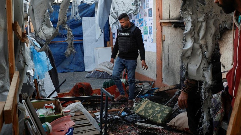 Warga Palestina memeriksa kerusakan pada tenda yang menampung jurnalis setelah terkena serangan Israel, menurut Pertahanan Sipil Palestina, di Khan Younis, Jalur Gaza selatan, 7 April 2025. REUTERS/Hatem Khaled