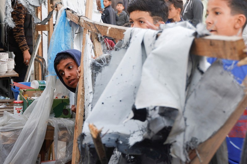 ISRAEL-PALESTINIANS/GAZA Warga Palestina memeriksa kerusakan pada tenda yang menampung jurnalis setelah terkena serangan Israel, menurut Pertahanan Sipil Palestina, di Khan Younis, Jalur Gaza selatan, 7 April 2025. REUTERS/Hatem Khaled