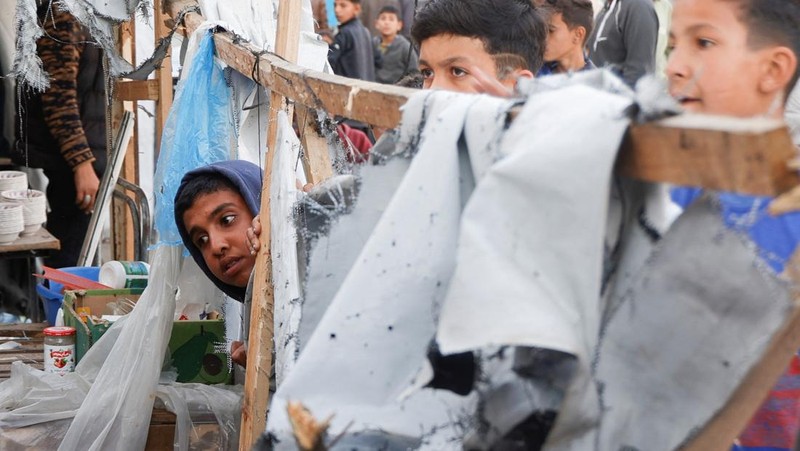 Warga Palestina memeriksa kerusakan pada tenda yang menampung jurnalis setelah terkena serangan Israel, menurut Pertahanan Sipil Palestina, di Khan Younis, Jalur Gaza selatan, 7 April 2025. REUTERS/Hatem Khaled