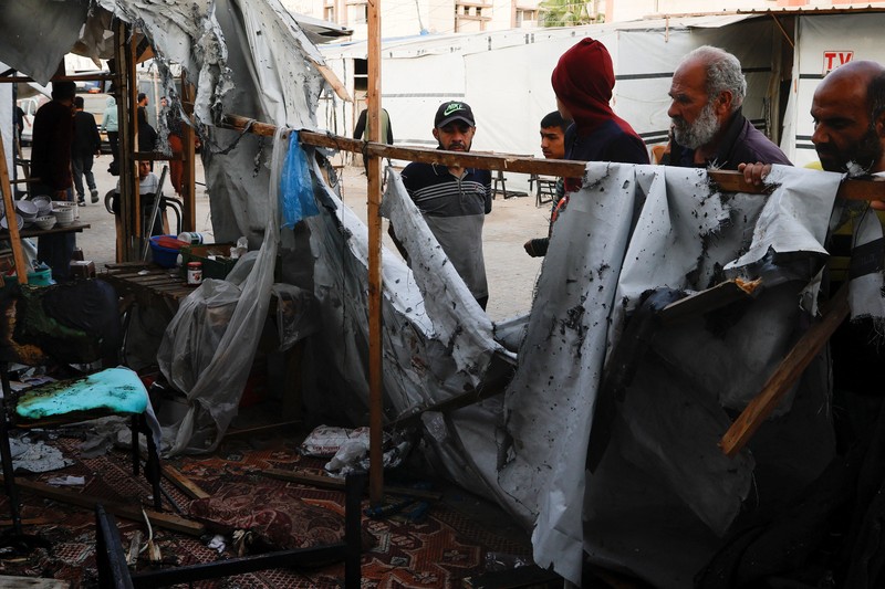 ISRAEL-PALESTINIANS/GAZA Warga Palestina memeriksa kerusakan pada tenda yang menampung jurnalis setelah terkena serangan Israel, menurut Pertahanan Sipil Palestina, di Khan Younis, Jalur Gaza selatan, 7 April 2025. REUTERS/Hatem Khaled