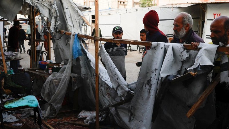 Warga Palestina memeriksa kerusakan pada tenda yang menampung jurnalis setelah terkena serangan Israel, menurut Pertahanan Sipil Palestina, di Khan Younis, Jalur Gaza selatan, 7 April 2025. REUTERS/Hatem Khaled