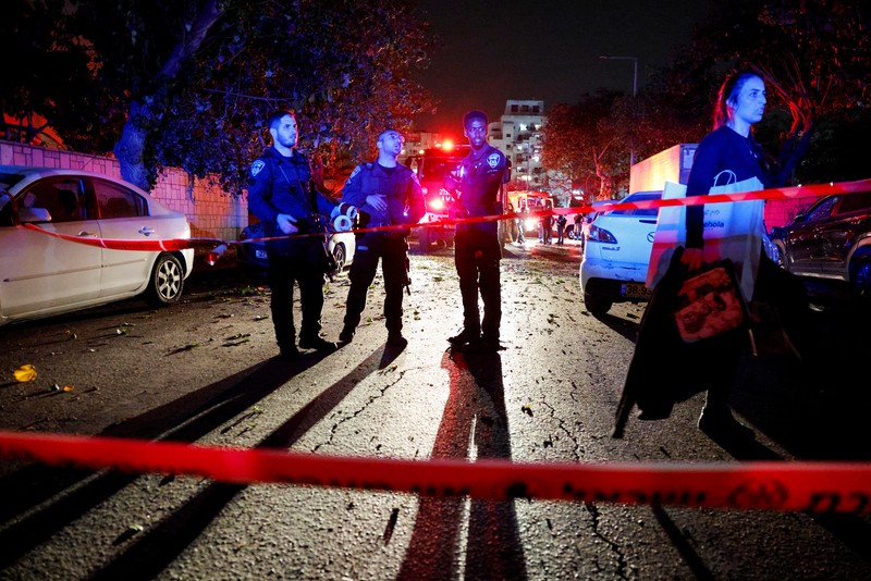 ISRAEL-PALESTINIANS/ROCKET-ASHKELON Kelompok pejuang Palestina Hamas mengatakan, pihaknya menembakkan rentetan roket ke kota-kota di selatan Israel pada Minggu (6/4/2025). REUTERS/Amir Cohen