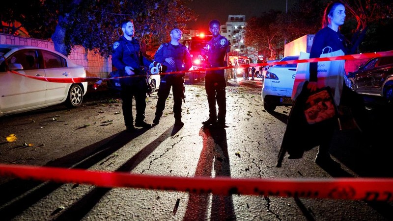 Kelompok pejuang Palestina Hamas mengatakan, pihaknya menembakkan rentetan roket ke kota-kota di selatan Israel pada Minggu (6/4/2025). REUTERS/Amir Cohen