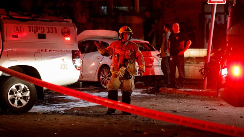 Kelompok pejuang Palestina Hamas mengatakan, pihaknya menembakkan rentetan roket ke kota-kota di selatan Israel pada Minggu (6/4/2025). REUTERS/Amir Cohen