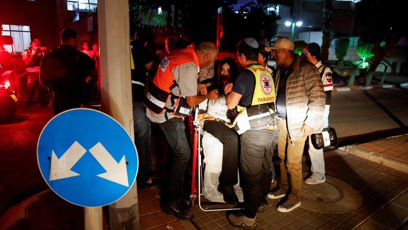Kelompok pejuang Palestina Hamas mengatakan, pihaknya menembakkan rentetan roket ke kota-kota di selatan Israel pada Minggu (6/4/2025). REUTERS/Amir Cohen