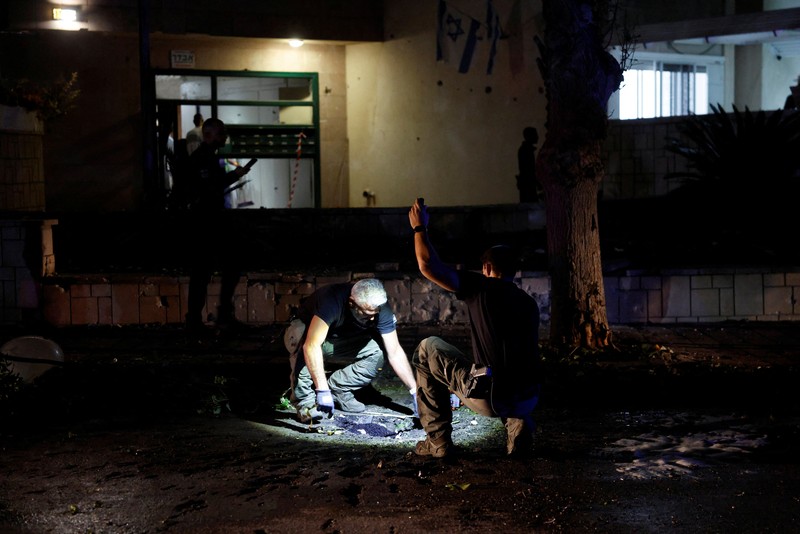 ISRAEL-PALESTINIANS/ROCKET-ASHKELON Kelompok pejuang Palestina Hamas mengatakan, pihaknya menembakkan rentetan roket ke kota-kota di selatan Israel pada Minggu (6/4/2025). REUTERS/Amir Cohen