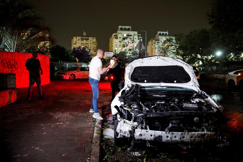 ISRAEL-PALESTINIANS/ROCKET-ASHKELON Kelompok pejuang Palestina Hamas mengatakan, pihaknya menembakkan rentetan roket ke kota-kota di selatan Israel pada Minggu (6/4/2025). REUTERS/Amir Cohen