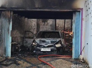 Mobil Terbakar Merambat ke Rumah di Semarang