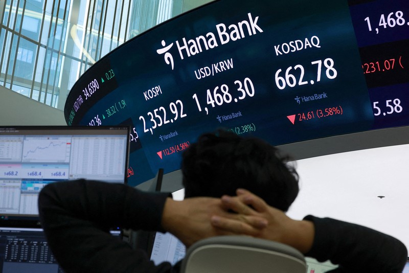 GLOBAL-MARKETS/HONGKONG Tampilan layar indeks saham Hang Seng terlihat di distrik Central, Hong Kong, Cina, 7 April 2025. REUTERS/Tyrone Siu