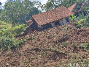 Trauma Warga Ciamis Dihantui Pergeseran Tanah di Panawangan