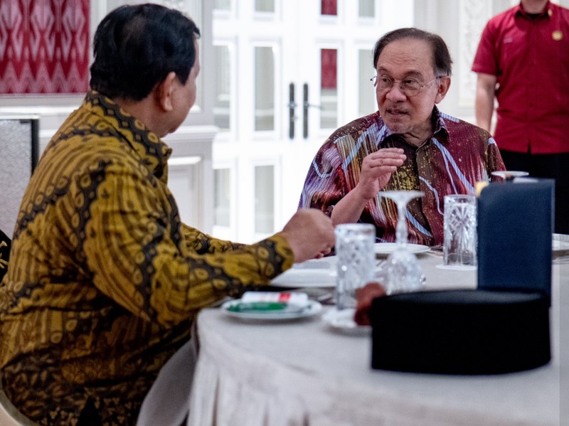 Pertemuan Presiden RI Prabowo Subianto dan PM Malaysia, Anwar Ibrahim. (Facebook/Anwar Ibrahim)