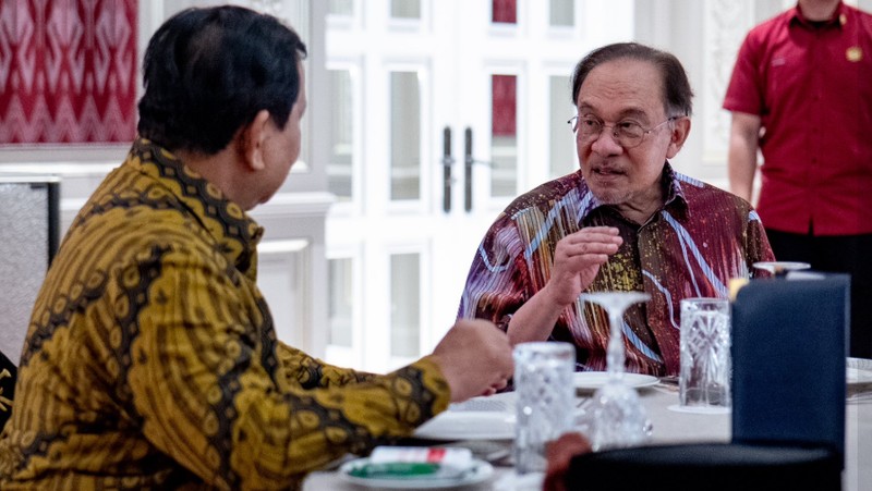 Pertemuan Presiden RI Prabowo Subianto dan PM Malaysia, Anwar Ibrahim. (Facebook/Anwar Ibrahim)