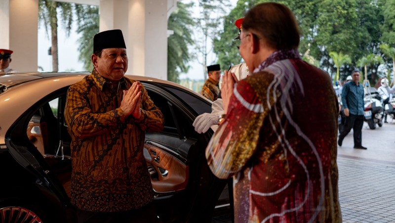 Pertemuan Presiden RI Prabowo Subianto dan PM Malaysia, Anwar Ibrahim. (Facebook/Anwar Ibrahim)