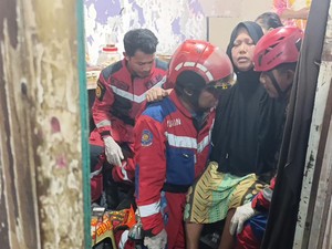 Dramatis! Damkar Makassar Sejam Evakuasi Wanita Stroke dari Lantai 2 Rumah