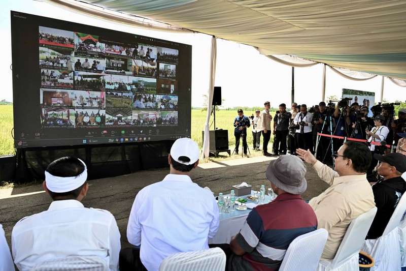 Presiden Prabowo Subianto menghadiri Panen Raya Padi Serentak di 14 provinsi di Majalengka, Jawa Barat, Senin (07/04/2025). (Cahyo/Biro Pers Sekretariat Presiden RI)