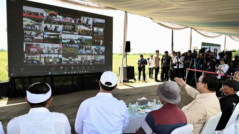 Presiden Prabowo Subianto menghadiri Panen Raya Padi Serentak di 14 provinsi di Majalengka, Jawa Barat, Senin (07/04/2025). (Cahyo/Biro Pers Sekretariat Presiden RI)